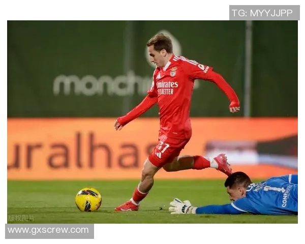 欧联杯本菲卡大胜那不勒斯红牌争议引发全场热议